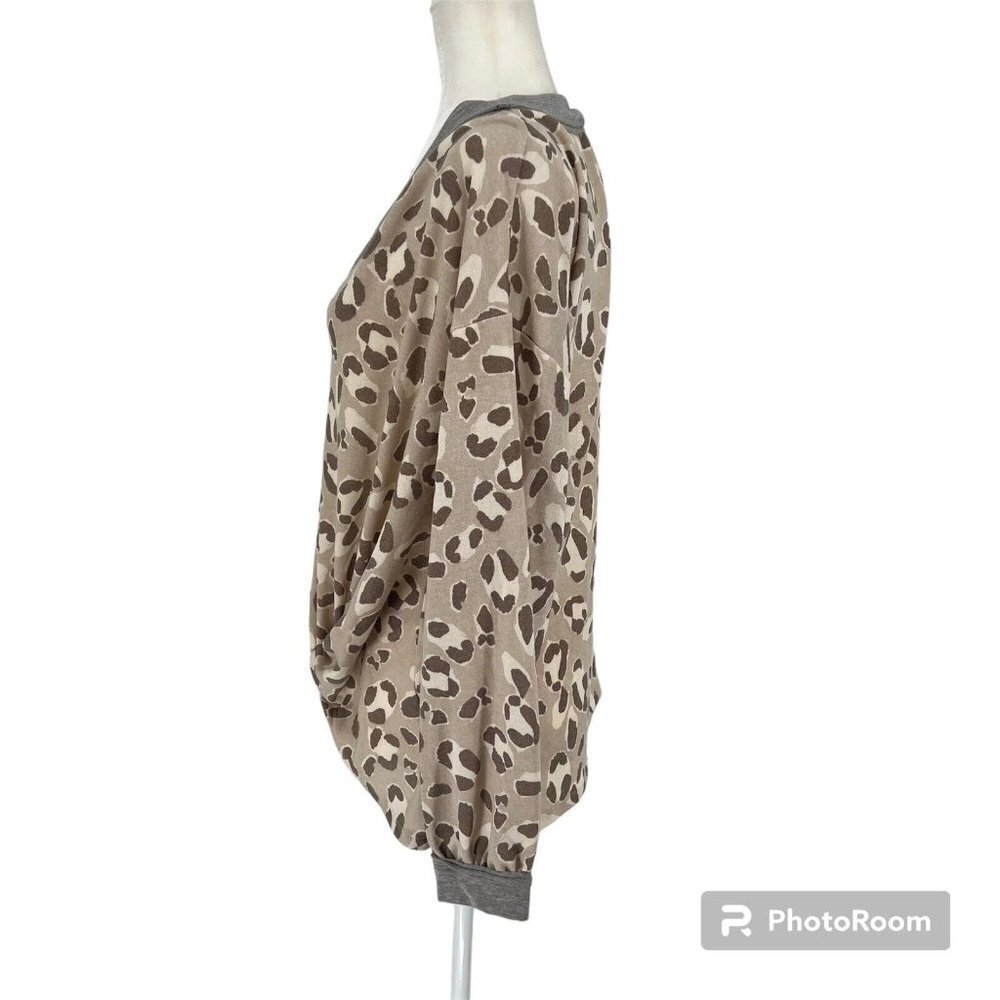 New Gilli Top Size M Light Taupe Leopard Pull Over Long Sleeve Oversized Knotted - Picture 2 of 8